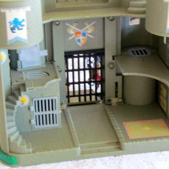 CASTLE, KNIGHTS, HORSES, TREBUCHET, LADDER, VINTAGE BLUE BOX HIDDEN ADVENTURES - Picture 4 of 12